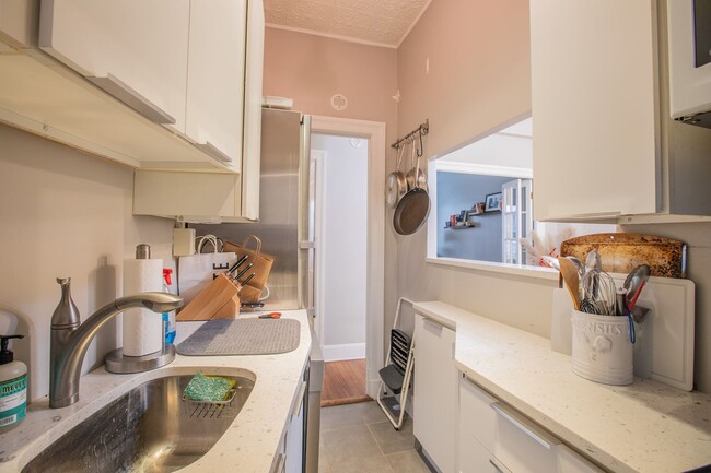 Building Photo - Lovely 1 BR/1 BA Condo in Dupont Circle!