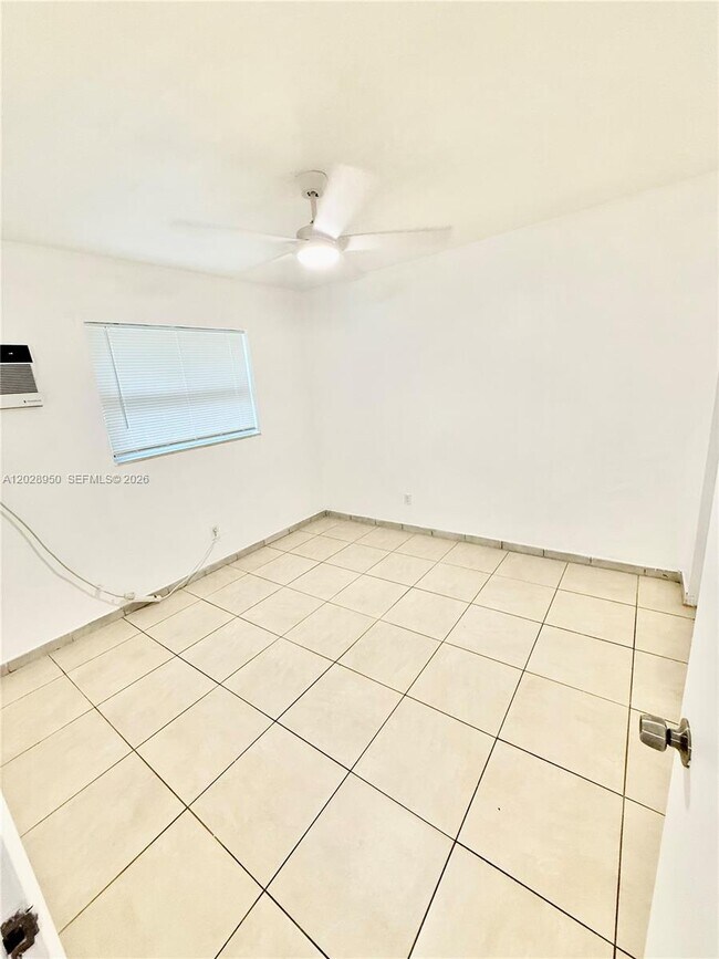 Building Photo - 717 SW 13th Ave