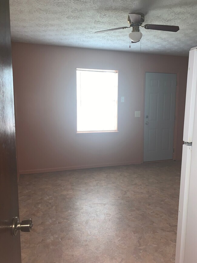 Building Photo - 929 Live Oak Dr
