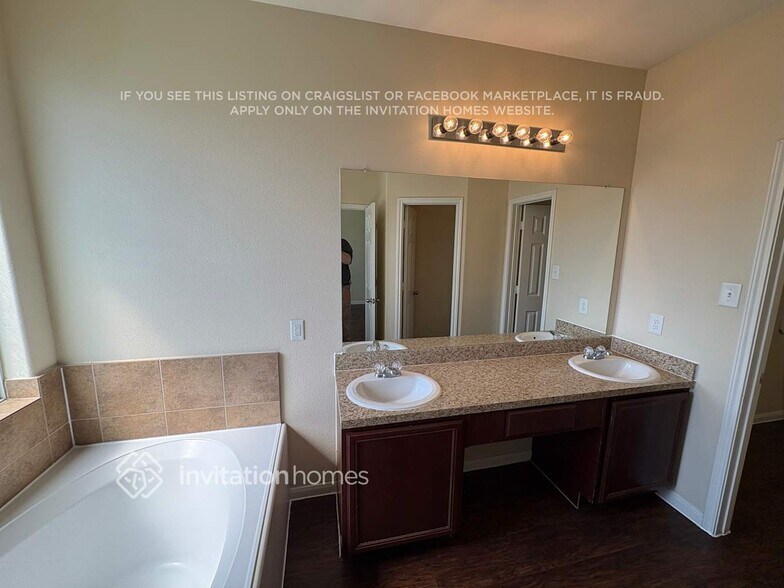 Building Photo - 13529 Raintree Dr