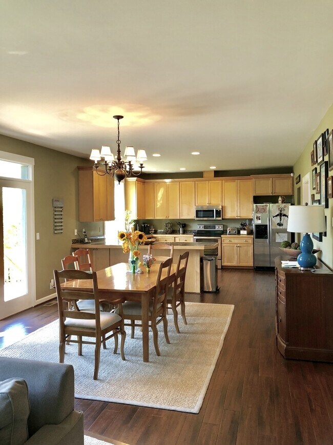 Building Photo - Gorgeous Bainbridge Estate available now.....