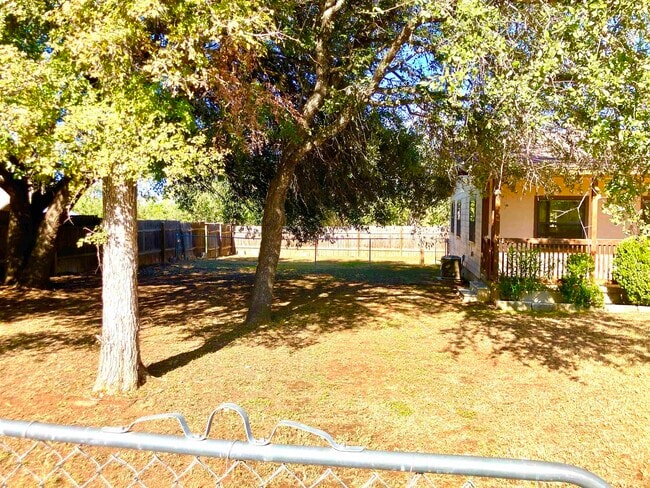 Building Photo - 144 W Hickory Dr
