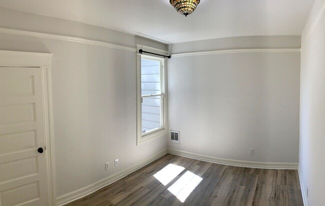 Building Photo - UPDATED BRIGHT 800sf 2BR/1BA Flat Noe Noe ...