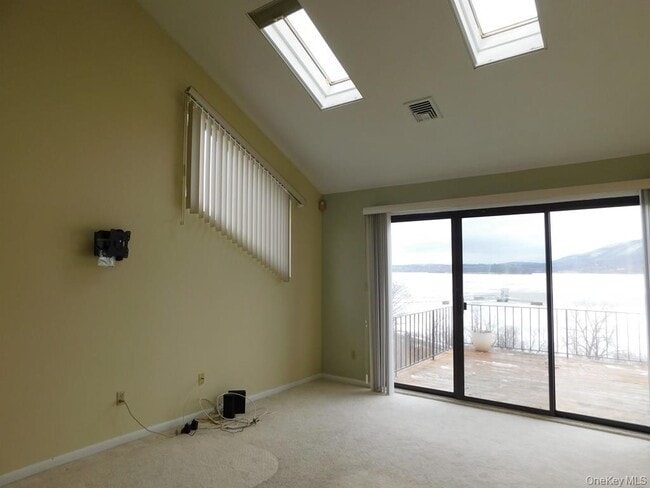 Building Photo - 729 Hewitt Ln