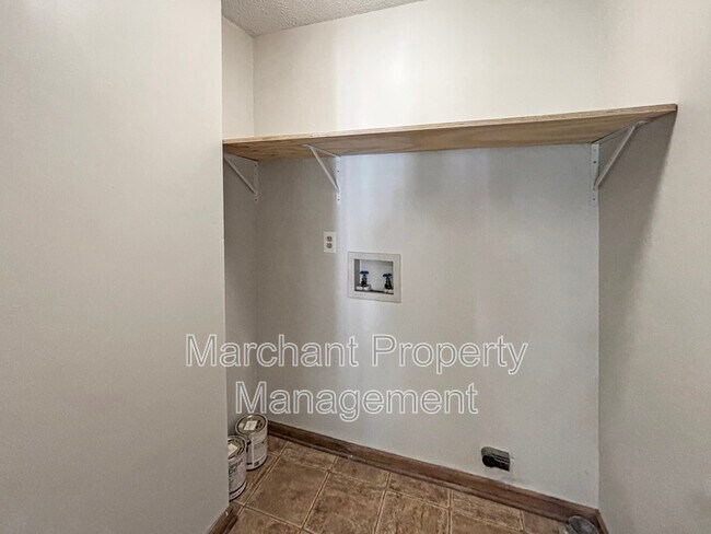 Building Photo - 44 Regent Dr
