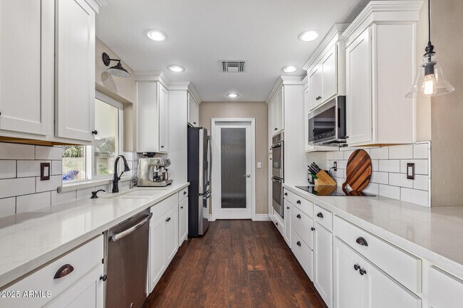 Building Photo - 2032 E Pegasus Dr