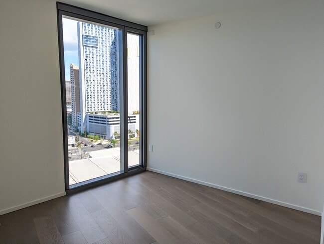 Building Photo - 2212