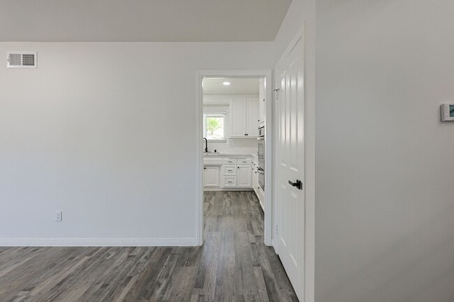 Building Photo - Spacious 5-Bedroom, 3-Bath Home – Convenie...