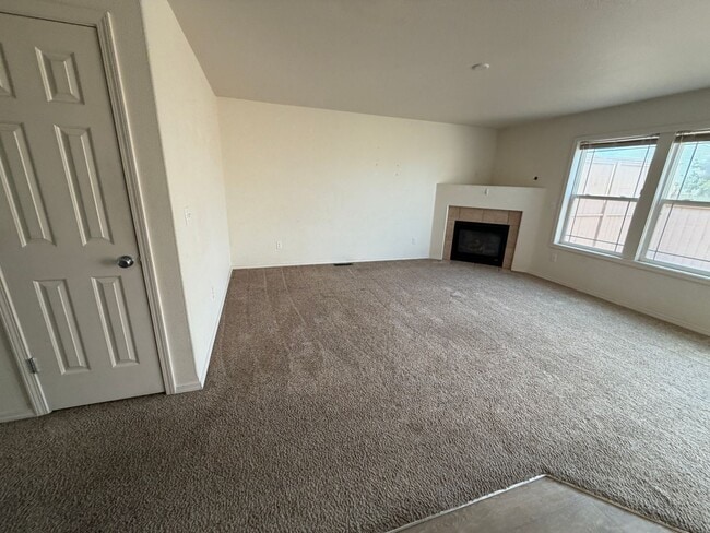 Building Photo - 2 Bedroom 2.5 bath townhouse w/ bonus room & Garage in Pasco