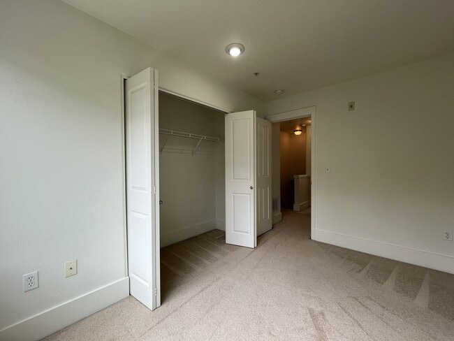 Building Photo - 2 Bedroom 2.5 Bathroom with 2 Tandem Car garage ~ Convenient Cedar Mill Location Near St. Vincent...
