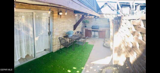 Building Photo - 350 Thunderbird Dr