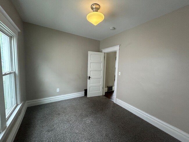 Building Photo - 3 Bed 1 Bath house in Rock Island