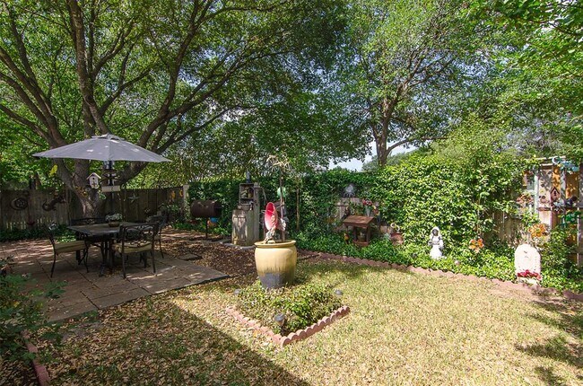 Building Photo - 16304 Kicking Bird Dr