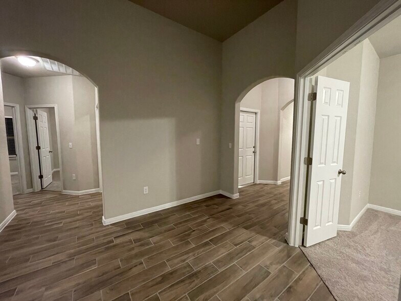 Building Photo - 300 La Joya Pass