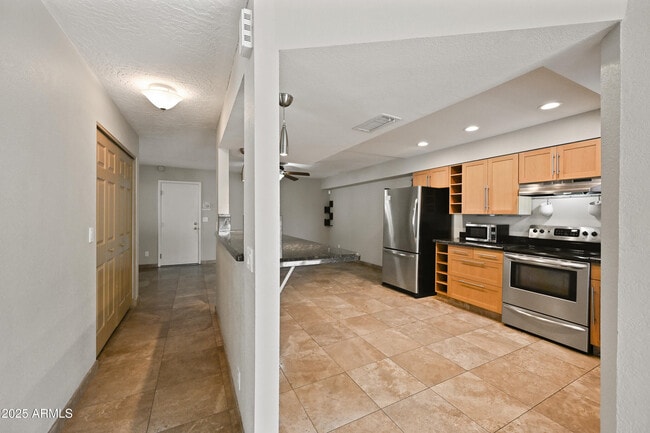 Building Photo - 1022 W Estrella Dr