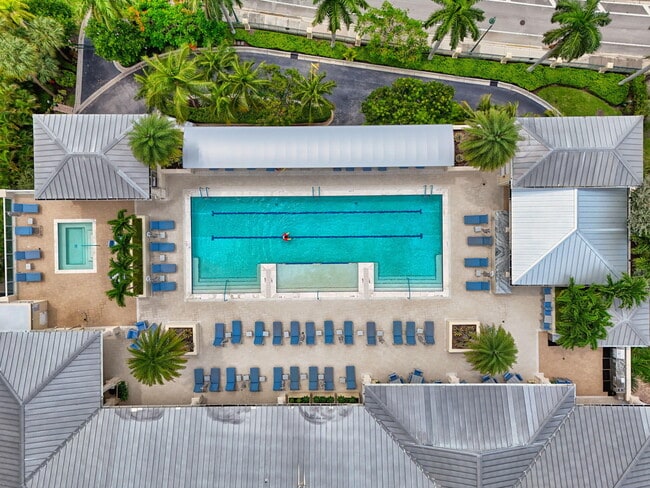 Building Photo - 2650 Lake Shore Dr