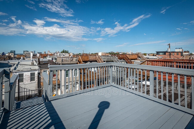 Building Photo - 724 S Ellwood Ave