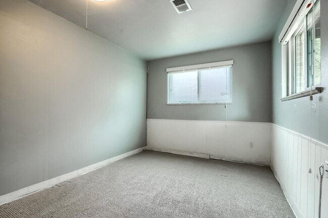Building Photo - 4 BED 3 BATH HOUSE NEAR CREAK PARK!!!