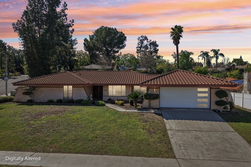 Building Photo - 1500 Country Club Dr