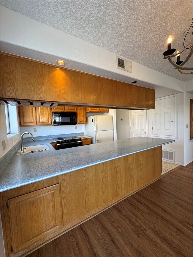 Building Photo - 2022 Merrill Ln