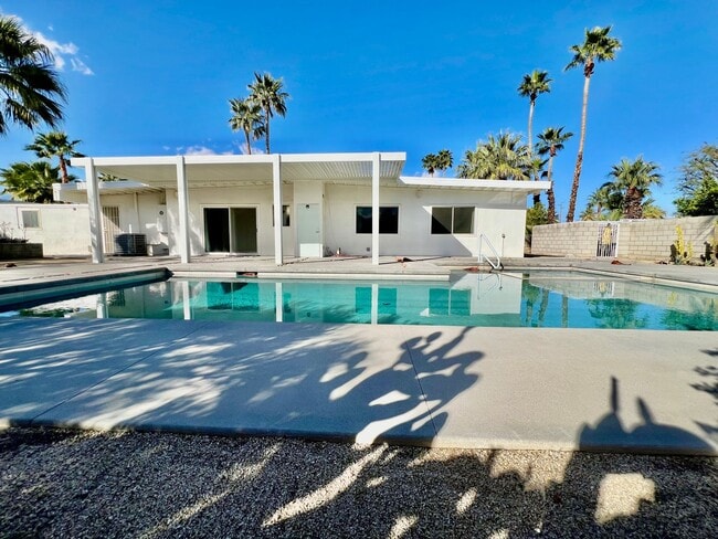 Building Photo - AVAILABLE NOW! 3 Bedroom 2 Bathroom POOL HOME in Palm Springs !