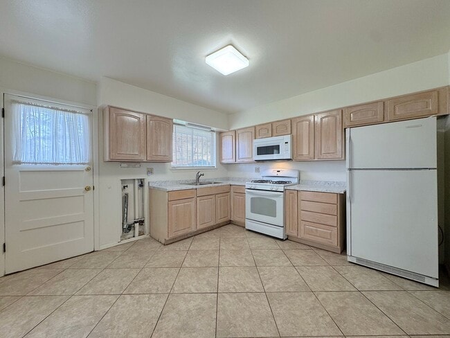 Building Photo - East El Paso 3 bed Refrig A/C!