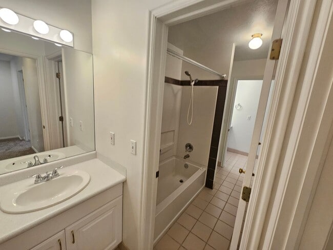 Building Photo - Spacious 3 Bd 2.5 Bath Townhouse in Bountiful