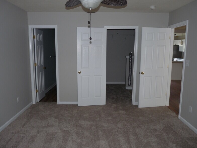 Bath/closet in master bedroom - 136 Portofino Ln SW