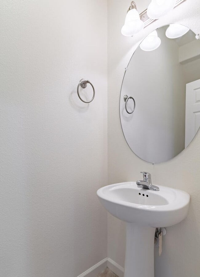 Building Photo - Clovis Loma Vista  3 Bedroom/2.5 Bath Home For Lease