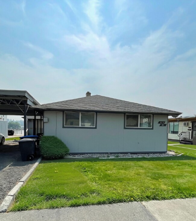 Building Photo - Prime Location! 2-Bed, 1-Bath Apartment with Lake Views and Near Downtown – Move-In Ready!