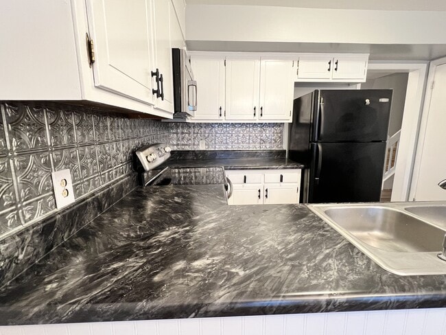 Building Photo - 303 E Montcastle Dr