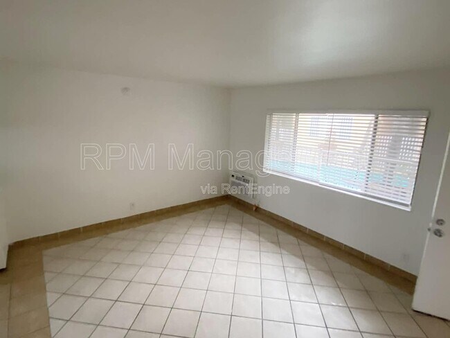 Building Photo - 6904 Lennox Ave