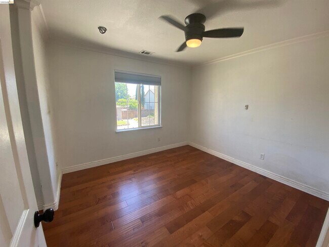 Building Photo - 1417 Solana Dr