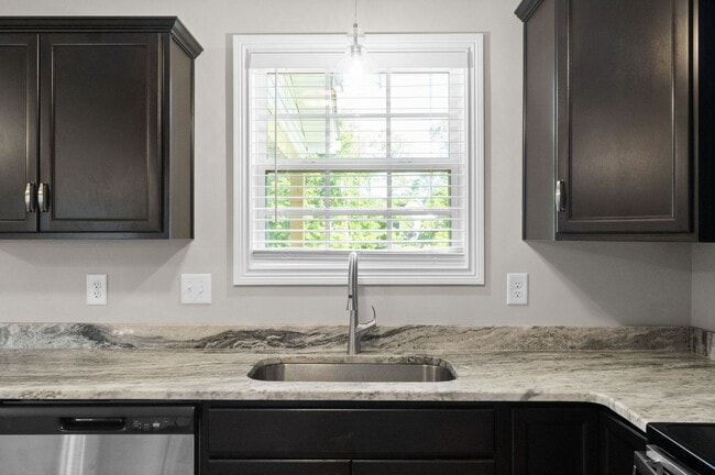 Building Photo - 3 Bedroom 2 1/2 Bath Pet Friendly Home For Rent!