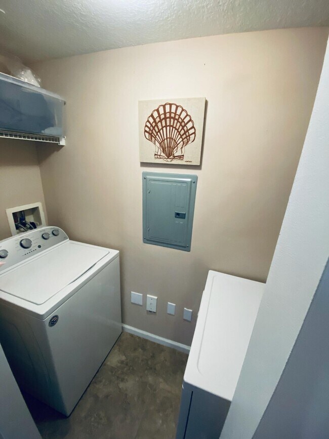 Building Photo - 1108 Myrtlewood Cir E