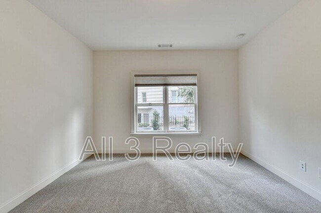 Building Photo - 3667 Peachtree Rd NE