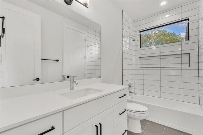 Building Photo - 408 W Odell St