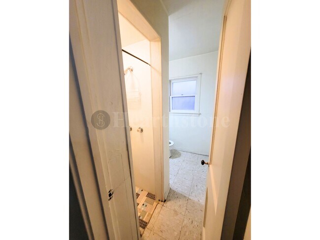 Building Photo - 1017 W 14th Ln