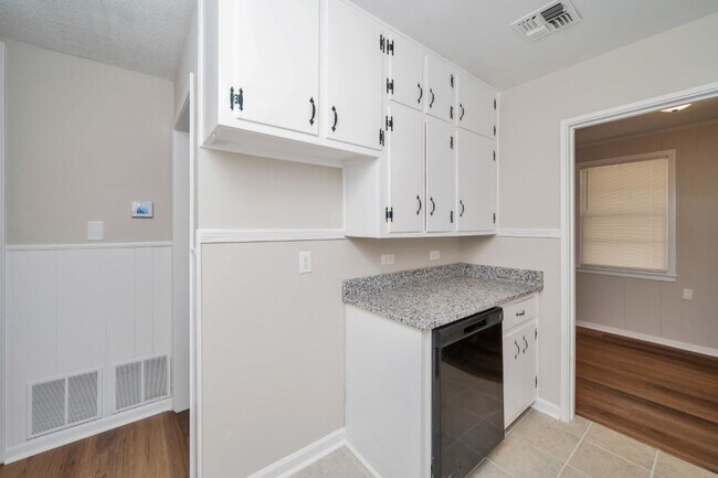 Building Photo - 1216 Beechdale Rd
