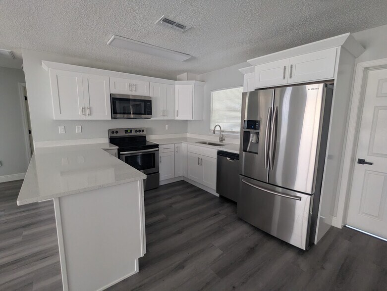Building Photo - 10804 N 53rd St