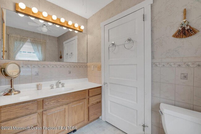 Building Photo - 683 Main Ave