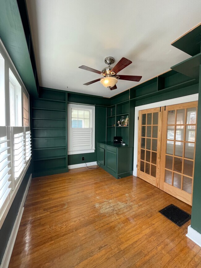 Building Photo - 1947 Emoriland Blvd