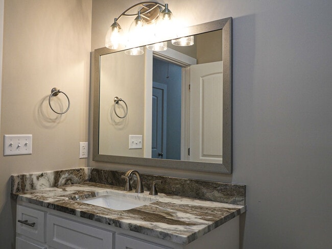 Building Photo - 1366 Summer Cir SW