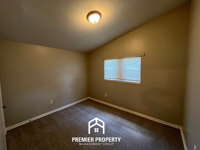 Building Photo - Charming 4BR/1BA Southwest Memphis Home | Vaulted High Ceilings & Large Fenced Yard