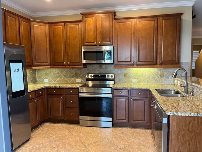 Building Photo - Available Mid May! Spacious 4/2 Single Fam...