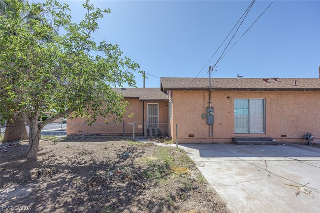 Building Photo - 1320 Gold Ave