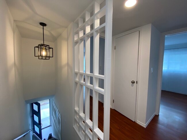 Building Photo - 605 Bush St