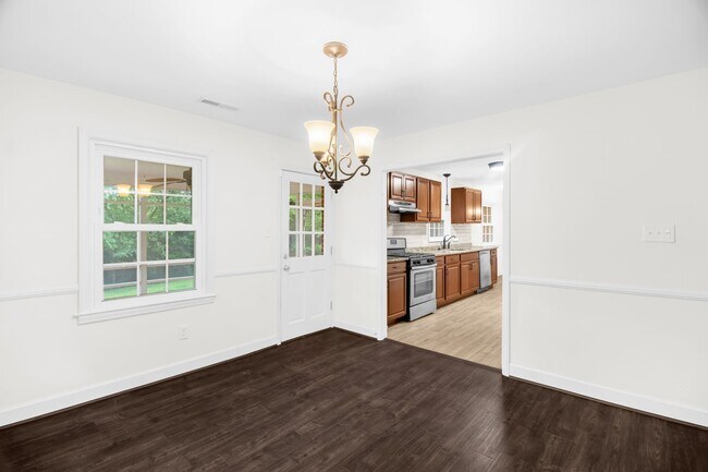 Building Photo - Beautiful 3 bedroom 2 1/2 bathroom Home with a Fenced-in Backyard in Winston!