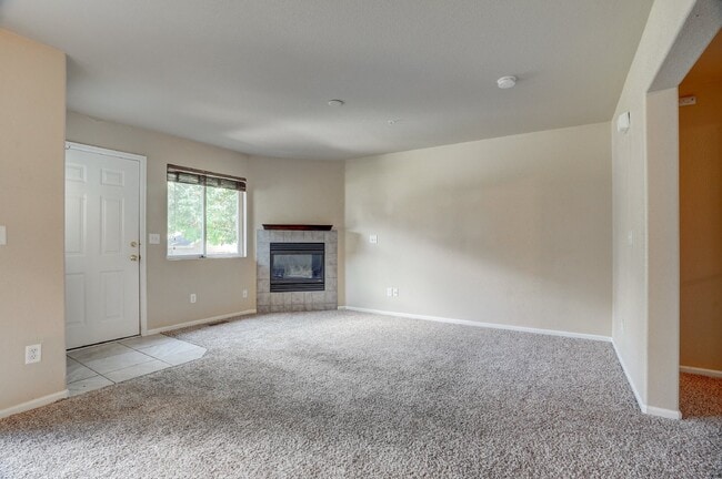 Building Photo - $1,795 - 2 bed/2.5 bath Townhome with new ...