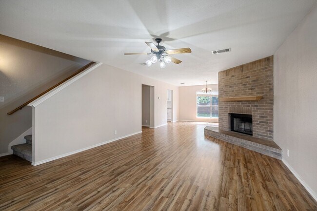 Building Photo - Stunning 4 Bedroom, 2.5 Bath Home in Block...